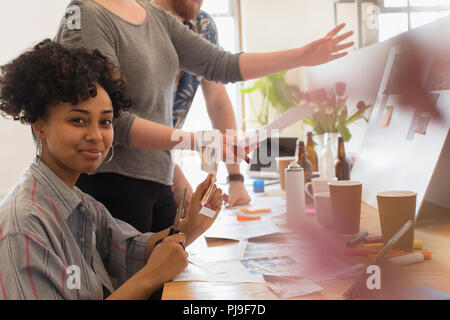 Portrait confiant creative designer photographies coupe in office Banque D'Images