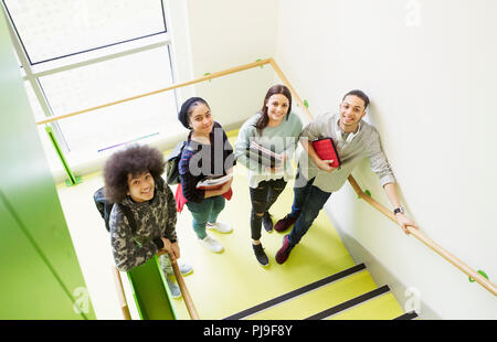 Smiling Portrait des élèves du secondaire sur l'atterrissage d'escalier Banque D'Images