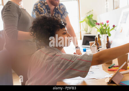 L'accent creative female designer working in office Banque D'Images