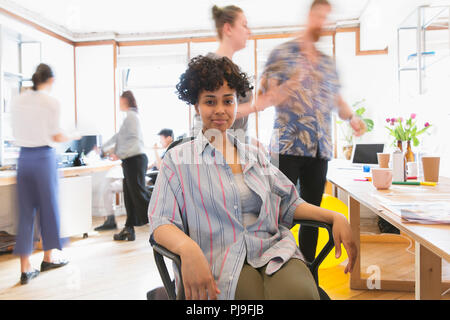 Portrait confiant creative businesswoman working in office Banque D'Images