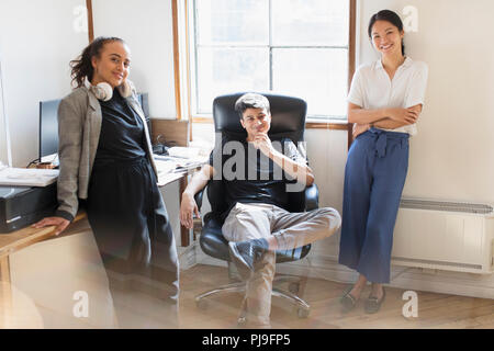 Portrait confiant creative business people in office Banque D'Images