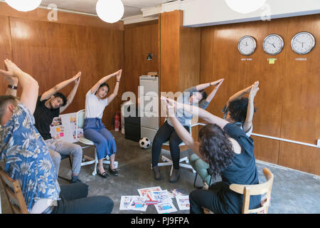 Creative business people stretching, faire une pause dans la réunion Banque D'Images