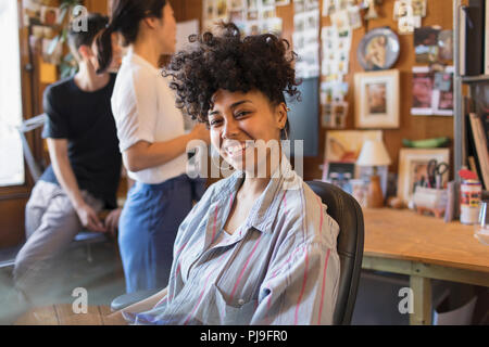 Portrait souriant, confiant creative businesswoman in office Banque D'Images