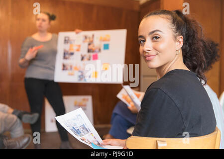 Portrait créatif designer femme confiante en réunion Banque D'Images