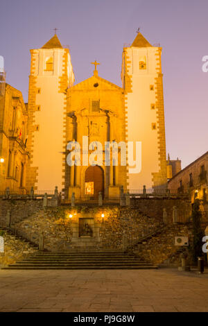 Vue du coucher de l'église San Francisco Javier, en Cáceres, Extremadura, Espagne Banque D'Images