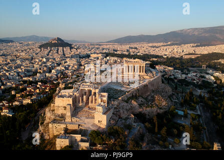 Vue aérienne de l'Acropole et le mont Lycabette, Athènes, Grèce. Banque D'Images