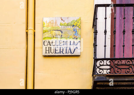 MADRID, ESPAGNE - 1 janvier 2018 : plaque de rue colorée typique, à Madrid, Espagne Banque D'Images