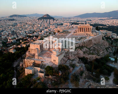 Vue aérienne de l'Acropole et le mont Lycabette, Athènes, Grèce. Banque D'Images