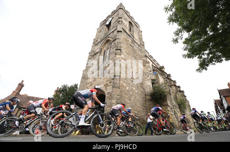 Le peloton passe le Westgate, Warwick pendant l'étape 4 de l'Ovo Energy Tour of Britain 2018 de Nuneaton à Lemington Royal Spa. Banque D'Images