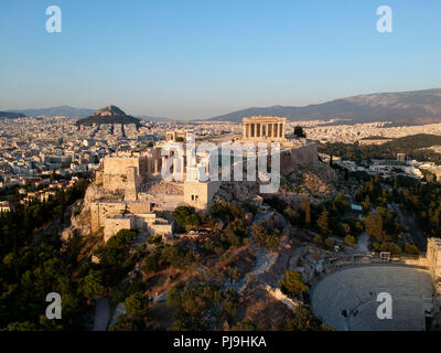 Vue aérienne de l'Acropole et le mont Lycabette, Athènes, Grèce. Banque D'Images