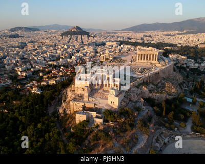 Vue aérienne de l'Acropole et le mont Lycabette, Athènes, Grèce. Banque D'Images