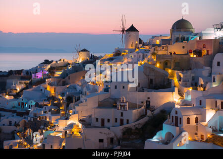 Le célèbre village d'Oia sur l'île de Santorin au coucher du soleil, le grec des Cyclades, Santorin, Grèce. Banque D'Images