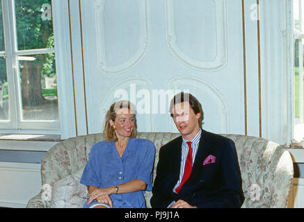 Wilhelm Albert Fürst von Urach, Graf von Württemberg mit Ehefrau Karen, geb. von Brauchitsch, auf Schloss Lichtenstein, Deutschland 1992. Prince Albert Wilhelm von Urach, comte de Wurtemberg, avec sa femme Karen, née von Brauchitsch, au Château de Lichtenstein, Allemagne 1992 Banque D'Images