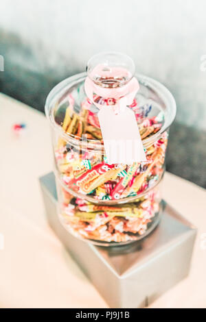 Pot en verre de couleur Candy Sweet Table Bar sur Banque D'Images