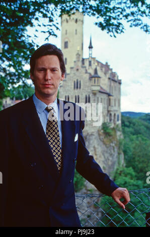 Wilhelm Albert Fürst von Urach, Graf von Württemberg vor Schloss Lichtenstein, Deutschland 1992. Prince Albert Wilhelm von Urach, comte de Wurtemberg, en face du Château de Lichtenstein, Allemagne 1992 Banque D'Images