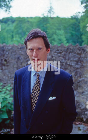 Wilhelm Albert Fürst von Urach, Graf von Württemberg vor Schloss Lichtenstein, Deutschland 1992. Prince Albert Wilhelm von Urach, comte de Wurtemberg, en face du Château de Lichtenstein, Allemagne 1992 Banque D'Images