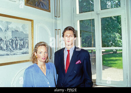 Wilhelm Albert Fürst von Urach, Graf von Württemberg mit Ehefrau Karen, geb. von Brauchitsch, auf Schloss Lichtenstein, Deutschland 1992. Prince Albert Wilhelm von Urach, comte de Wurtemberg, avec sa femme Karen, née von Brauchitsch, au Château de Lichtenstein, Allemagne 1992 Banque D'Images