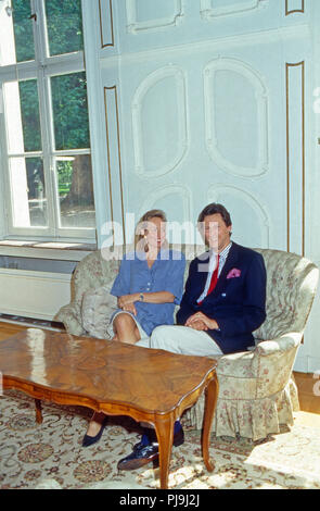 Wilhelm Albert Fürst von Urach, Graf von Württemberg mit Ehefrau Karen, geb. von Brauchitsch, auf Schloss Lichtenstein, Deutschland 1992. Prince Albert Wilhelm von Urach, comte de Wurtemberg, avec sa femme Karen, née von Brauchitsch, au Château de Lichtenstein, Allemagne 1992 Banque D'Images