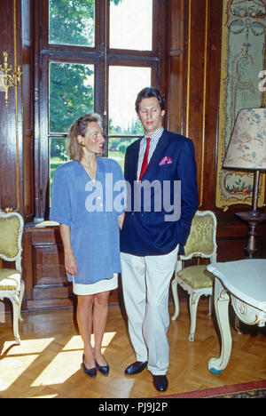 Wilhelm Albert Fürst von Urach, Graf von Württemberg mit Ehefrau Karen, geb. von Brauchitsch, auf Schloss Lichtenstein, Deutschland 1992. Prince Albert Wilhelm von Urach, comte de Wurtemberg, avec sa femme Karen, née von Brauchitsch, au Château de Lichtenstein, Allemagne 1992 Banque D'Images