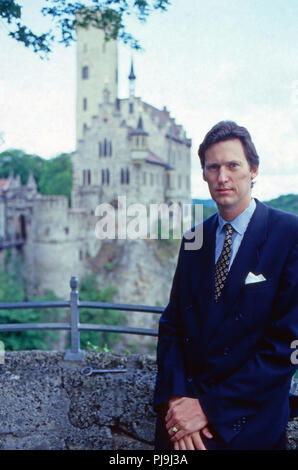 Wilhelm Albert Fürst von Urach, Graf von Württemberg vor Schloss Lichtenstein, Deutschland 1992. Prince Albert Wilhelm von Urach, comte de Wurtemberg, en face du Château de Lichtenstein, Allemagne 1992 Banque D'Images