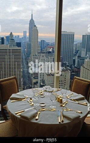 Kleines Esszimmer von Adnan Kashoggi im Tour Olympique mit Blick auf das Empire State Building à New York, USA 1986. Petite salle à manger d'Adnan Kashoggi avec vue sur l'Empire State Building à tour olympique à New York, USA 1986. Banque D'Images