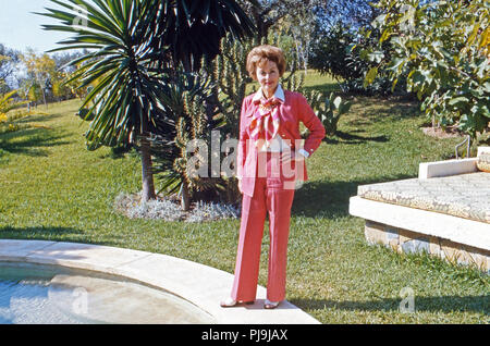 Lilli Palmer, deutsch britisch schweizerische Schauspielerin und Autorin, Malerin, am Pool ihrer villa 'La Loma' dans Goldingen, Schweiz 1978. Lilli Palmer, actrice, Auteur et peintre de la piscine dans le jardin de sa villa "La Loma' dans Goldingen, Suisse 1978. Banque D'Images