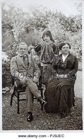 Portrait de David Lloyd George, premier comte de Dwyfor Lloyd-George, 1863 - 1945, avec son épouse Dame Margaret Lloyd George et leur fille Megan, était un homme d'État britannique du parti libéral et du Parti libéral final à être premier ministre, vintage real photo carte postale de 1915 Banque D'Images