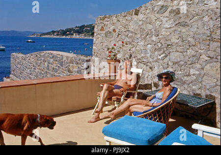 Bertil Prinz von Schweden Ehefrau im Urlaub mit Lillian à Sainte Maxime, Frankreich 1987. Le Prince Bertil de Suède et son épouse Lillian en vacances à Sainte Maxime, France 1987. Banque D'Images