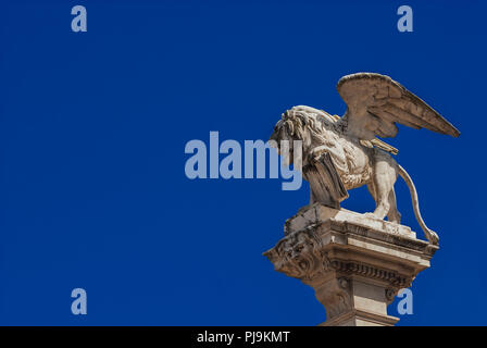 Statue de Lion de Saint Marc, symbole de l'ancienne République de Venise, faite en 1870 à la d'une colonne de "Piazza dei Signori" (Lord's Square) dans le centre de Banque D'Images