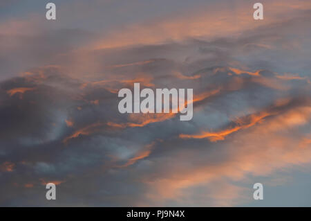 Résumé avec nuages vaporeux belle lumière et couleurs au coucher du soleil. Banque D'Images