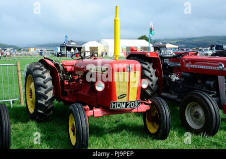 Un tracteur David Brown 880 vintage affiche dans un salon de l'agriculture Banque D'Images