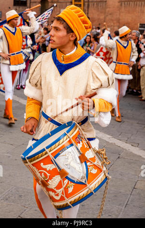 Contrada batteurs de tambours de costumes médiévaux dans les rues de Sienne, le Palio di Siena, Sienne, Italie Banque D'Images