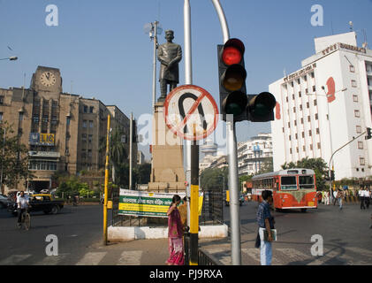 La station de Chargate Horizantal et LIC Building avec signal rouge Mumbai Maharashtra Inde, Asie du Sud Banque D'Images