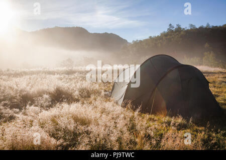Tente de camping dans un camping sauvage en montagnes norvégiennes dans une lumière du matin Banque D'Images