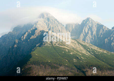 Vue sur le pic Lomnicky Stit couvert de nuages de hautes montagnes Tatras, Slovaquie