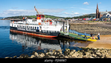 Les passagers du Loch Riddon boading CalMac Ferry pour l'île de (Cumbrae) (Millport) via la rampe à la partie continentale de la ville balnéaire de Largs. Banque D'Images