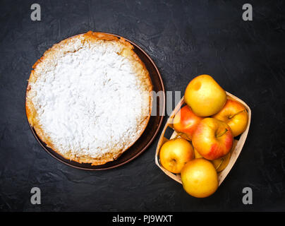 Tarte aux pommes traditionnelle avec la crème à la vanille. Polish Charlotte. Un dessert britannique préféré. pâtisseries maison pour le thé. automne dessert pâte sablée. Banque D'Images