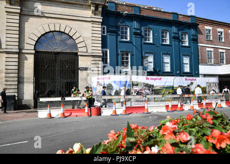 Barrières de sécurité et à l'extérieur restaurant Zizzi, Salisbury, qui est le seul endroit encore encerclée dans la ville après l'empoisonnement Novichok. La SCP a émis un mandat d'arrêt européen pour l'extradition des deux ressortissants russes, Alexander Petrov et Ruslan Boshirov, en lien avec l'attaque sur l'empoisonnement Novichok Sergueï Skripal et sa fille Julia en mars. Banque D'Images