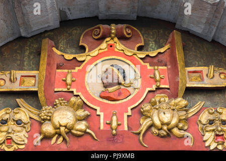 Vue du portrait de St Maurice dans le tympan au-dessus de l'entrée de la Confrérie des Têtes Noires Guild House dans la rue Pikk, Tallinn. Banque D'Images