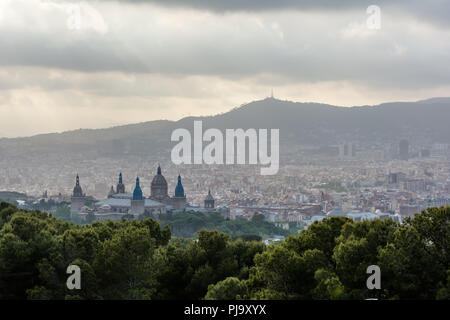 Vue de la ville de Barcelone à partir de la colline de Montjuic dans nuageux soir avec le Palau Nacional (Palais National) dômes Renaissance au premier plan. Banque D'Images