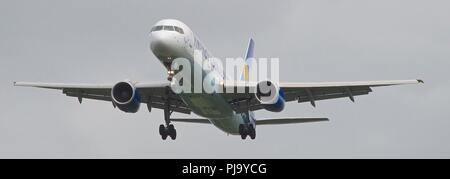 Thomas Cook Airlines Boeing 757 atterrit à l'Aéroport International de Glasgow, Renfrewshire, en Écosse - 2 mai 2016 Banque D'Images