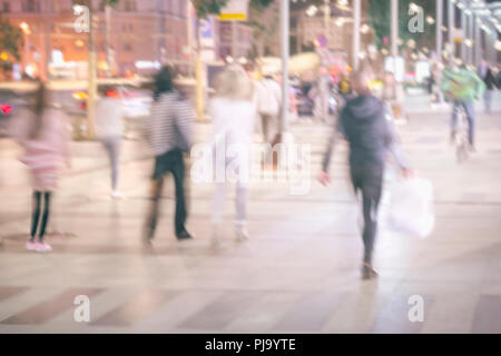 Résumé fond flou lumineux avec des personnes non identifiées, flou artistique, motion, arrière-plan flou, rue de ville. Concept de saisons, ville moderne, mode de vie urbain, loisirs Banque D'Images