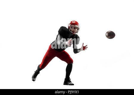 Un joueur de football américain actif isolé sur fond blanc. Monter caucasian man en uniforme posant sur fond de studio. Les émotions humaines et les expressions faciales concept Banque D'Images