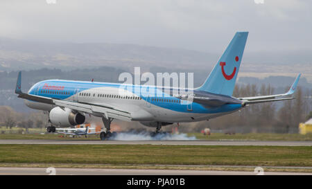 Thomson Airlines (TUI) vu à l'Aéroport International de Glasgow, Renfrewshire, en Écosse. Banque D'Images