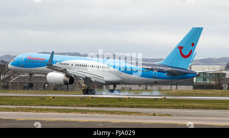 Thomson Airlines (TUI) vu à l'Aéroport International de Glasgow, Renfrewshire, en Écosse. Banque D'Images