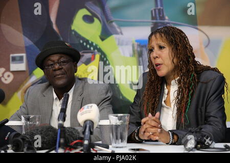 Neville Staple et son épouse Christine discontinues sucrées au cours d'une conférence de presse au QG de la Police de West Midlands Birmingham sur poignardé Fidel Glasgow, le petit-fils de promotions singer M. Staple, décédé à Coventry dans les premières heures de samedi. Banque D'Images