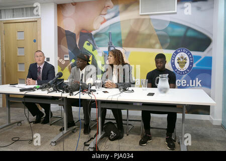 (De gauche à droite) Surintendant Matt Markham, Neville Staple, Christine et agrafes sucrées Kofi Staples lors d'une conférence de presse au QG de la Police de West Midlands Birmingham sur poignardé Fidel Glasgow, le petit-fils de promotions singer Neville Staple, décédé à Coventry dans les premières heures de samedi. Banque D'Images