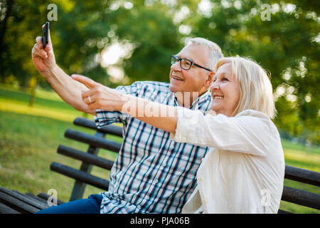 Happy senior couple s'amuse au parc. Banque D'Images