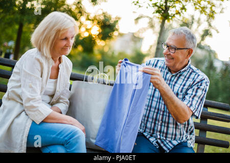 Femme est mécontent de cadeaux de son homme. Banque D'Images