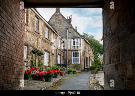 Chalets dans les Cotswold high street à Burford. Burford, Cotswolds, Oxfordshire, Angleterre Banque D'Images